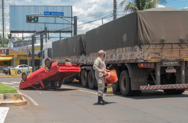 Motorista sem habilita&ccedil;&atilde;o capota e mulher fica ferida 