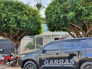 Viatura do Garras estacionada em frente à sede do Pantanal Cap, empresa que será lacrada por ordem judicial (Foto: Ana Oshiro)