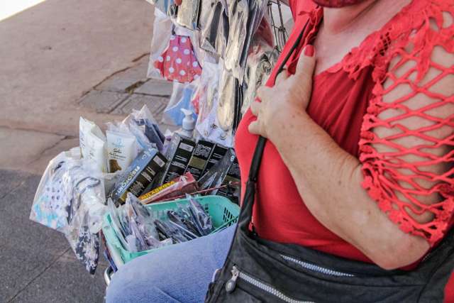Com o &quot;rapa&quot; da prefeitura nas ruas, ambulantes apelam para &quot;telefone sem fio&quot;