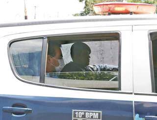 Homem chegando à sede do Garras em viatura da PM, provavelmente mais um dos presos (Foto: Paulo Francis)