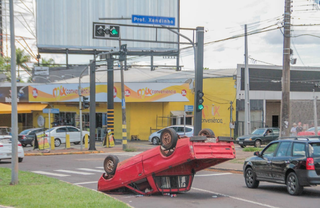 Motorista sem habilita&ccedil;&atilde;o capota e mulher fica ferida 