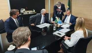 Governador Reinaldo Azambuja (PSDB) durante reunião com ministro Rogério Marinho (Foto: Divulgação - Governo MS)