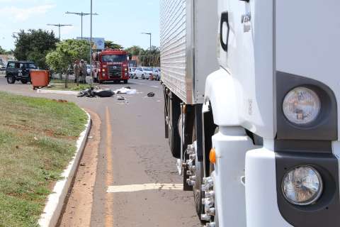Militar morre em colis&atilde;o entre moto e caminh&atilde;o na Duque de Caxias