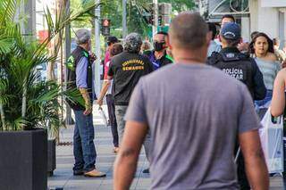 Com o &quot;rapa&quot; da prefeitura nas ruas, ambulantes apelam para &quot;telefone sem fio&quot;