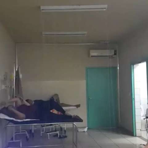 &Aacute;gua vaza pelo teto e faz &#039;chover&#039; em enfermaria de posto de sa&uacute;de