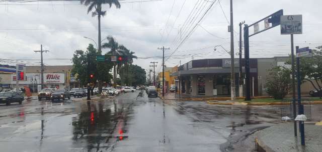 Ponta Por&atilde; tem tarde com chuva de 41 mil&iacute;metros e 166 raios