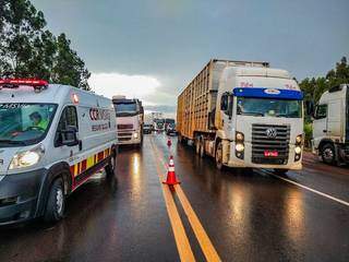 Acidente entre carretas, caminh&atilde;o e carro deixa duas pessoas feridas 
