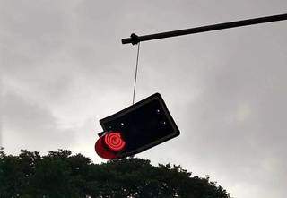 Semáforo fica pendurado após ventânia na região do Carandá Bosque. (Foto: Direto das Ruas)