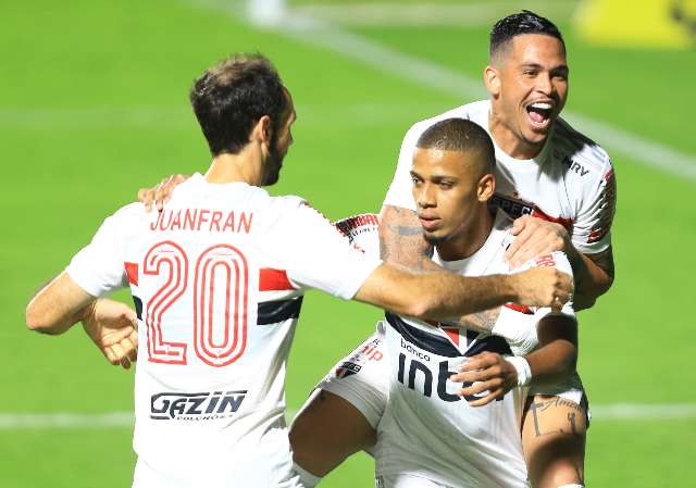 S&atilde;o Paulo vence lanterna Goi&aacute;s e assume a lideran&ccedil;a do Brasileir&atilde;o 