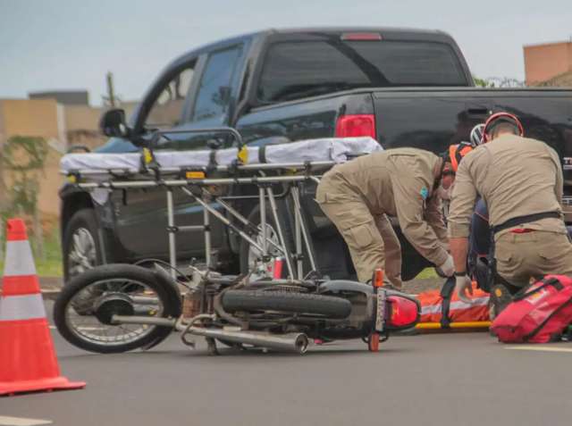 Motociclista &eacute; &quot;fechado&quot; por carro e bate na traseira de caminhonete