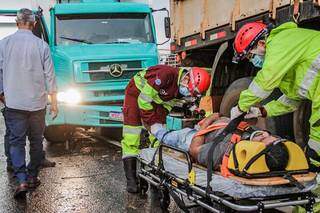 Acidente entre carretas, caminh&atilde;o e carro deixa duas pessoas feridas 