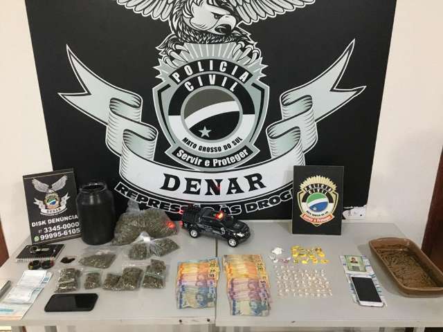 Pol&iacute;cia prende 4 e fecha duas bocas de fumo na mesma rua 