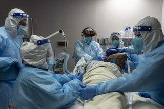 Paciente com coronavírus é atendido em UTI de hospital no Paraguai (Foto: ABC Color)