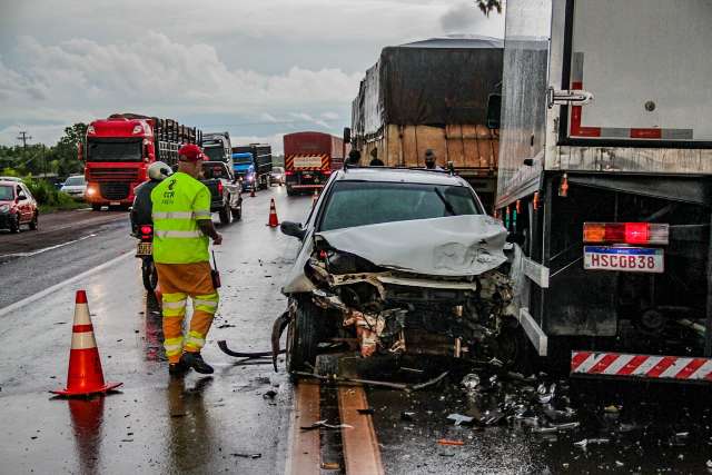 Acidente entre carretas, caminh&atilde;o e carro deixa duas pessoas feridas 