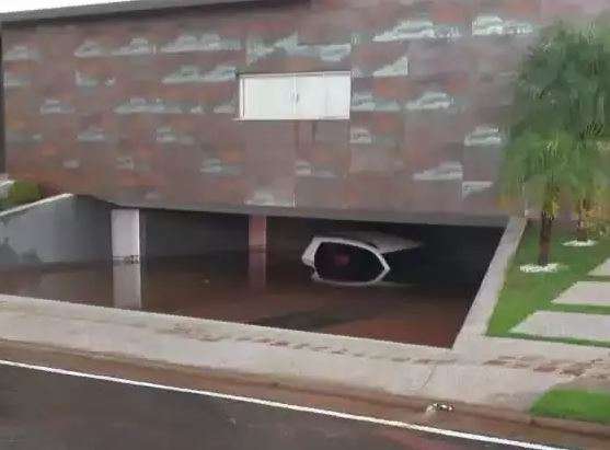 Temporal derrubou &aacute;rvores e deixou carro debaixo d&#039;&aacute;gua em garagem no Damha 