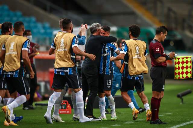 Gr&ecirc;mio vence Guaran&iacute; de novo e encara Santos nas quartas da Libertadores