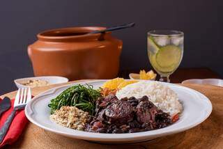 Feijoada Tokaia com acompanhamentos e aquele chopp gelado (Produção Duo Master / Fotos: Amanda De Marchi - Apoio: Marcos Paulo)