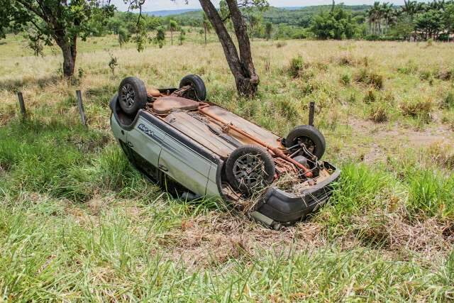 Trancado, Uno &eacute; abandonado ap&oacute;s capotar &agrave;s margens de rodovia