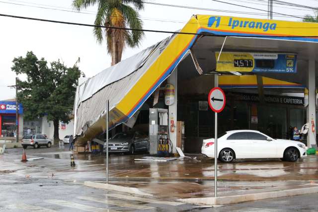 Temporal derruba estrutura de posto e bomba acerta carro no Carand&aacute; Bosque