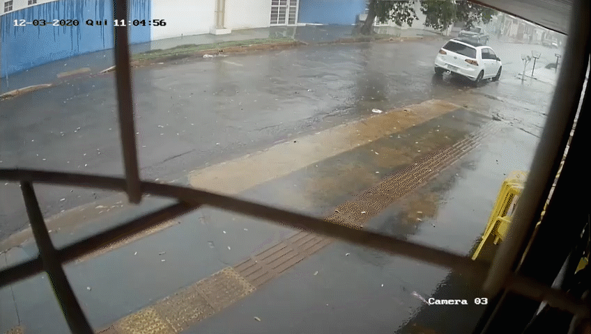 Chuva rápida derruba árvore sobre carro e destelha loja na Capital