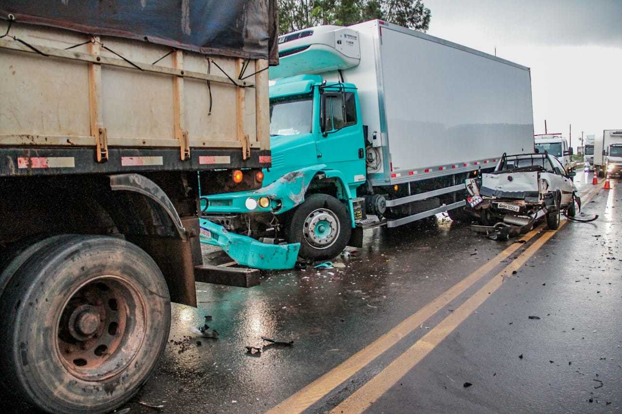 Acidente entre caminhão cegonha e carro deixa trânsito confuso na Zahran -  Capital - Campo Grande News