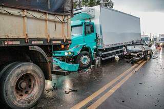 Acidente entre carretas, caminh&atilde;o e carro deixa duas pessoas feridas 