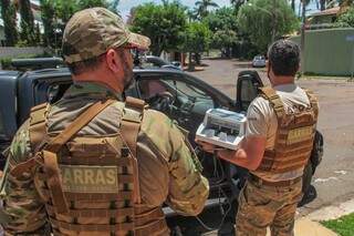 Equipes do Garras deixam casa de um dos alvos de mandados da operação (Foto/Arquivo: Marcos Maluf)