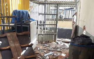 Rebelião em presídio deixou celas destruídas em Aparecida de Goiânia (Foto: TV Anhanguera/Reprodução)