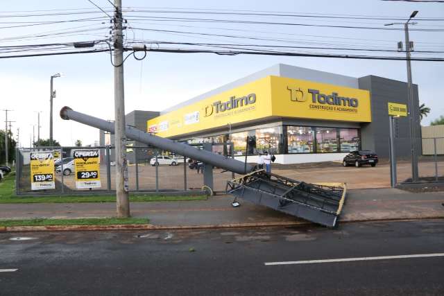Com vento de 71 km/h, totem de loja e quase 40 &aacute;rvores caem na Capital