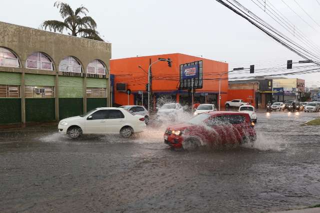 Mais um dia de temporal chega, acompanhado de raios, trov&otilde;es e ventania 