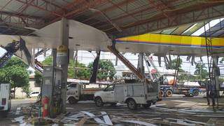 Com guindaste para reerguer estrutura, posto atingido pelo temporal espera laudo