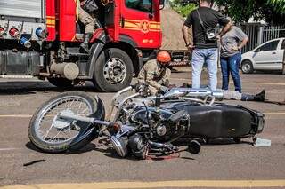 Motociclista foi socorrido pelo Corpo de Bombeiros. (Foto: Silas Lima)