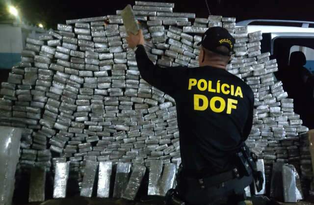 Traficante abandona carro roubado com 715 quilos de maconha em estrada vicinal 