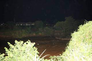 Correnteza era forte no leito do Rio Anhanduí na noite desta sexta-feira (04). (Foto: Paulo Francis)