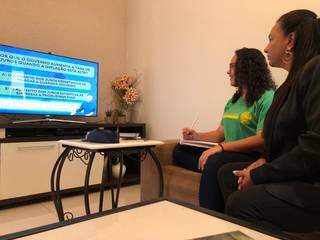 Estudante da Rede Estadual acompanha aula on-line em casa (Foto: SED/Divulgação)