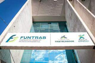 Fachada da sede da Funtrab no Centro de Campo Grande. (Foto: Henrique Kawaminami) 