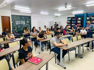 Turma de Administração – disciplina de Inglês é diferencial do curso (Foto: Divulgação)