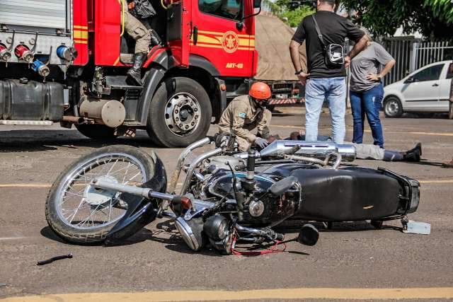 Motorista de caminhão guincho invade preferencial e bate em motociclista