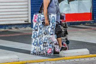 Homem vende máscaras no Centro de Campo Grande (Foto: Silas Lima)