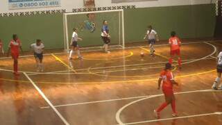 Meninas em quadra durante jogo pela Copa Pelezinho (Foto: Divulgação)