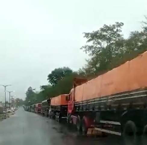Troca de rota por via terrestre forma fila de 600 caminhoneiros na fronteira