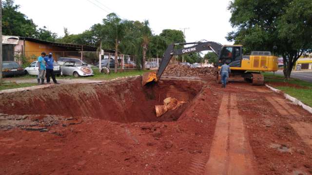 Prefeitura inicia obra para tapar buraco aberto pela chuva na Interlagos 