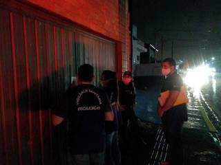 Equipe da Vigilância Sanitária interdita local de festa (Foto: Divulgação)