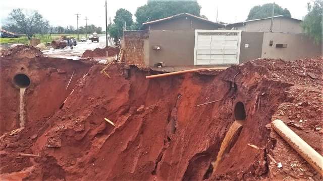 Eros&atilde;o quase &quot;engole&quot; resid&ecirc;ncia e moradores s&atilde;o obrigados a deixar o local 