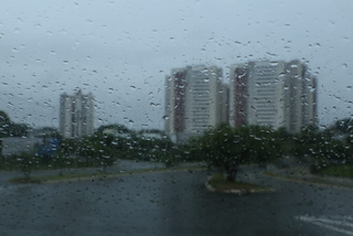 O sábado em Campo Grande amanheceu chuvoso e previsão é de tempo instável com temperatura na casa dos 30ºC (Foto: Kisie Aionã)