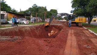 Obras de reparo começaram com escavação do local. (Foto: Divulgação)