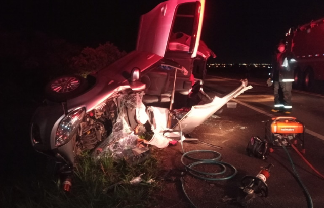 Motorista morre ao invadir pista contr&aacute;ria e colidir com van 
