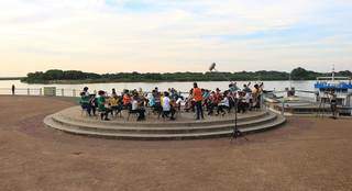 Orquestras do RJ e de Corumbá tocaram juntas na beira do rio Paraguai (Foto: Divulgação/Moinho Cultural)