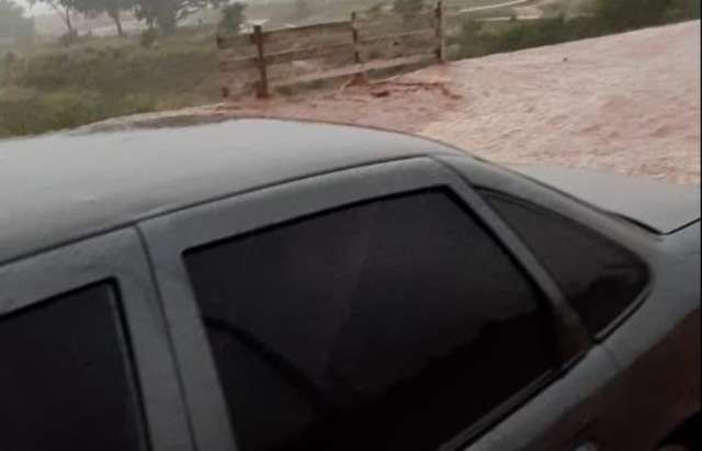 Pai e beb&ecirc; ficam presos dentro de carro em enxurrada