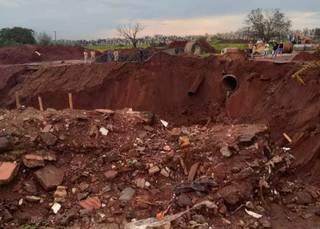 Tubulação de água e esgoto ficou exposta com o aumento da erosão. (Foto: Direto das Ruas)